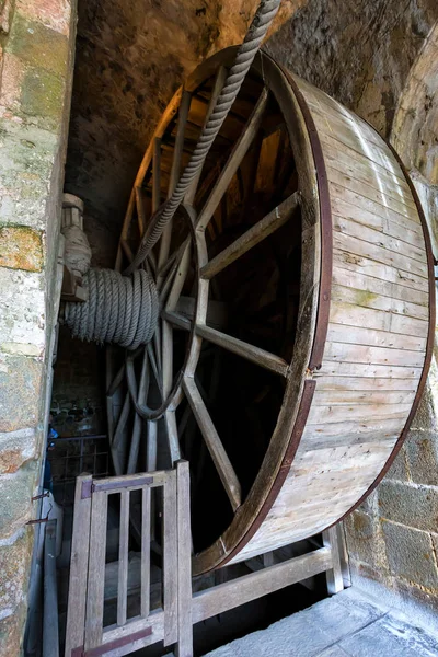 Средневековое колесо в аббатстве Мон-Сен-Мишель, Франция — стоковое фото