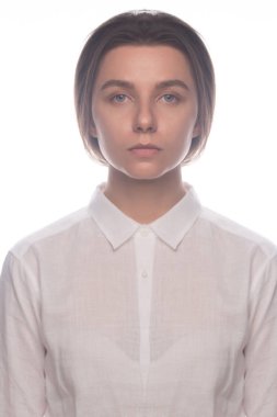 Ciddi bir iş kız beyaz gömlekli. Stüdyo portre