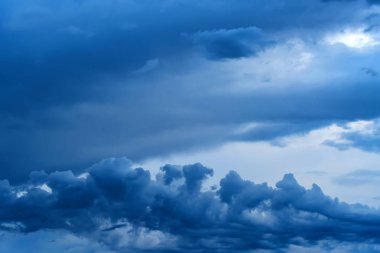 Önce yağmur dramatik gökyüzü