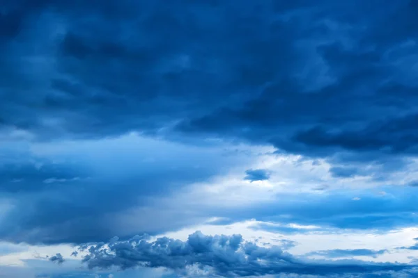 Paisaje dramático antes de la lluvia — Foto de Stock