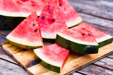 Ahşap tahta üzerinde taze karpuz dilimleri