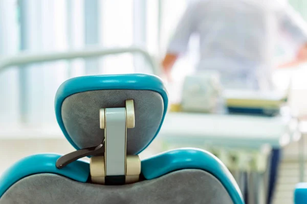 Cadeira de dentistas na vista traseira do escritório — Fotografia de Stock