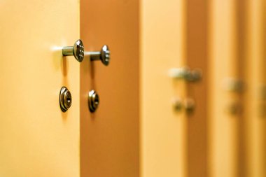 Spor spor salonu soyunma odasında ahşap kapılar