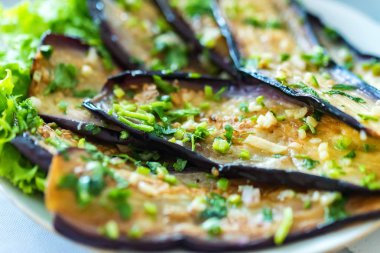 Kızarmış patlıcan sarımsak plaka ile kapatmak