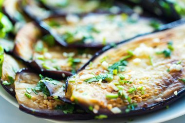 Kızarmış patlıcan sarımsak plaka ile kapatmak