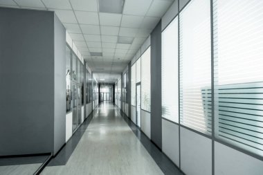 Modern ofis binasında boş koridor