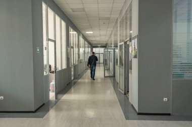 Modern ofis binası koridorunda erkekte