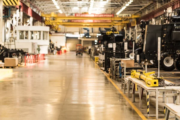 Taller de montaje en el interior de una gran planta industrial — Foto de Stock