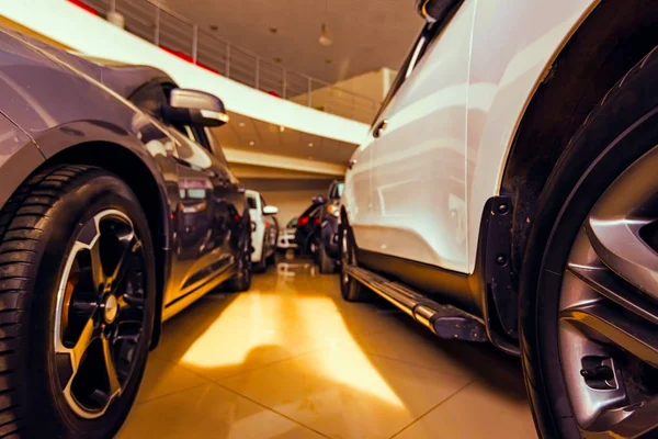 Novos carros no showroom revendedor de perto — Fotografia de Stock