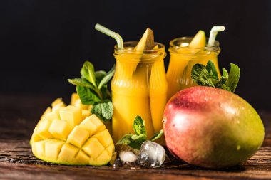Mango suyu ve mango ahşap masa üzerinde