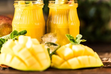 Mango suyu ve mango ahşap masa üzerinde