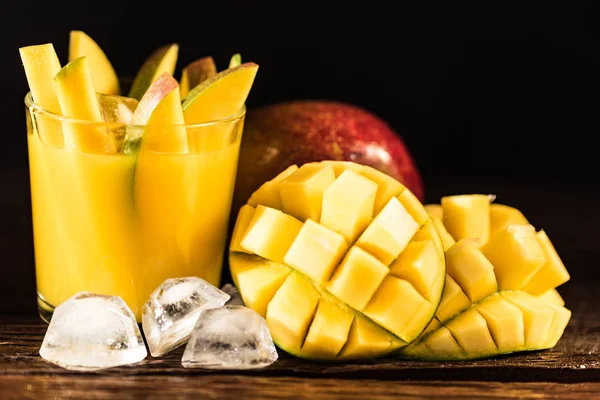 Mango juice och mango på trä bord — Stockfoto