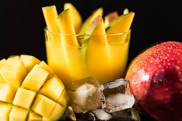 Mango juice och mango på trä bord — Stockfoto