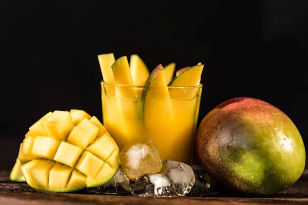 Mango juice och mango på trä bord — Stockfoto