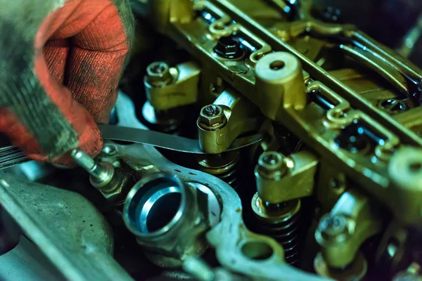 Control de mantenimiento y ajuste de la pestaña de la válvula en el motor del automóvil —  Fotos de Stock