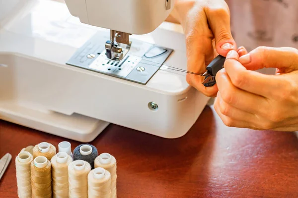 Платье или швея работает с помощью швейной машины — стоковое фото