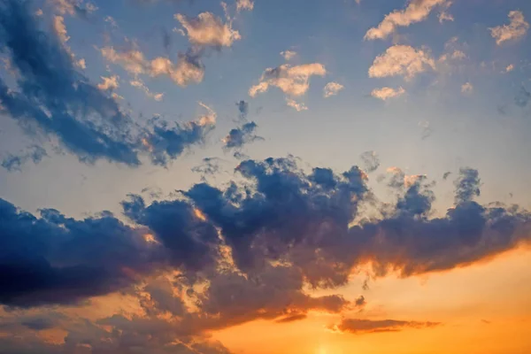 Dramático atardecer y amanecer cielo azul y naranja — Foto de Stock