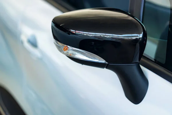 Складное боковое зеркало современного черного автомобиля — стоковое фото