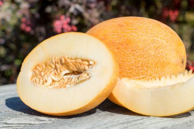 Ahşap masa açık havada tüm ve dilimlenmiş kavun