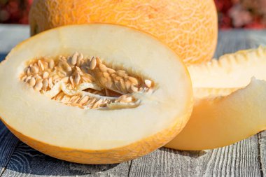 Ahşap masa açık havada tüm ve dilimlenmiş kavun