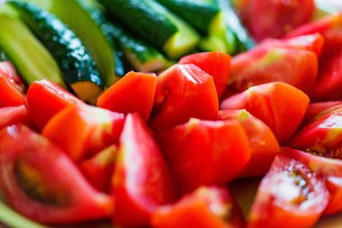 Dilimlenmiş olgun domates ve salatalık kapat