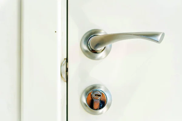 Gagang pintu logam dan kunci pintu putih — Stok Foto