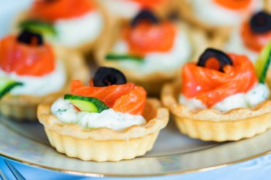 Tartlets peynir, somon ve zeytin ile kapatmak