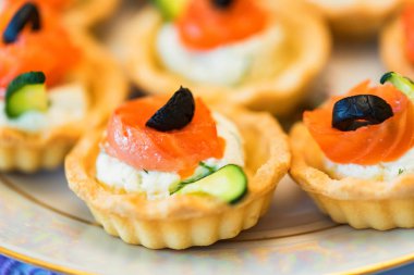 Tartlets peynir, somon ve zeytin ile kapatmak