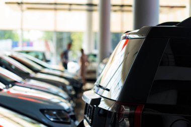 Araba satıcısı showroom ile yeni araçların iç