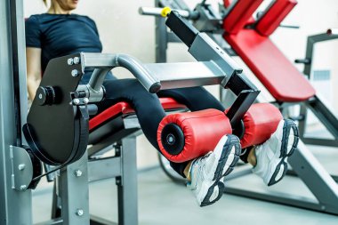 Genç kadın spor salonunda egzersiz bacak