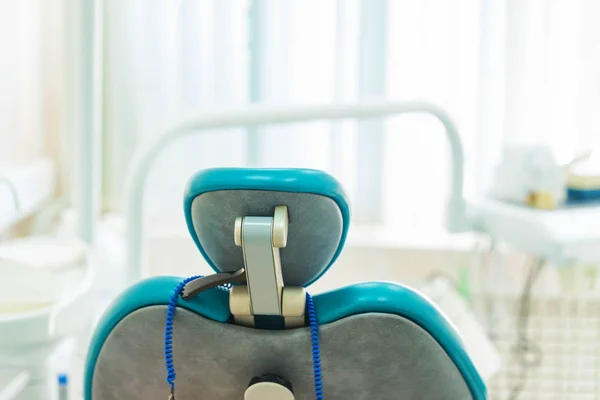 Cadeira de dentistas na vista traseira do escritório — Fotografia de Stock