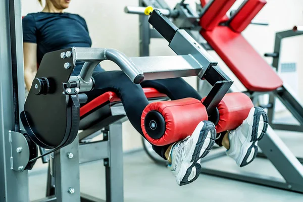 Young woman does leg exercises in gym — Stock Photo, Image