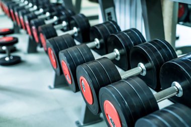 Krom dambıl spor salonunda görüntüsünü kapatmak