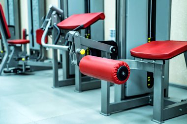 Modern bir spor salonu iç yeni fitness makineleri