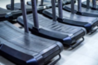 Spor salonu iç ayarla bulanık boş koşu bandı kapatın