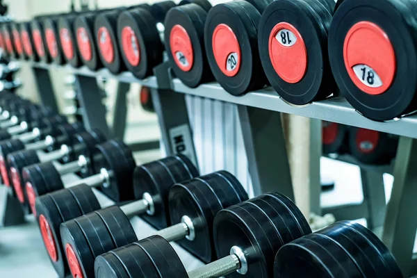 Imagen de cerca de pesas de cromo en el gimnasio — Foto de Stock