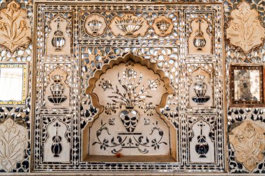 Jaipur, Hindistan - 5 Kasım 2017: Amber Fort duvarda çiçek süsleme