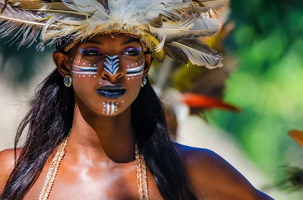 Santo Domingo, Dominikanska republiken - 9 oktober 2015: ung vacker Creol kvinna — Stockfoto