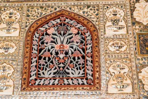 Jaipur, Indie - 5 listopada 2017: Kwiatowy ornament na ścianie w Amber Fort — Zdjęcie stockowe