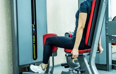 Genç kadın spor salonunda egzersiz bacak yan görünüm