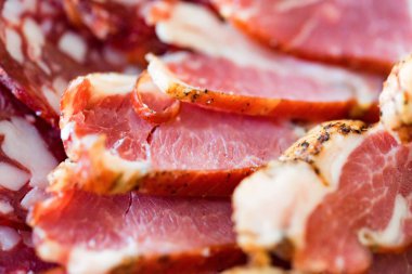 Dilimlenmiş saudage ve soğuk haşlanmış domuz et tabağı