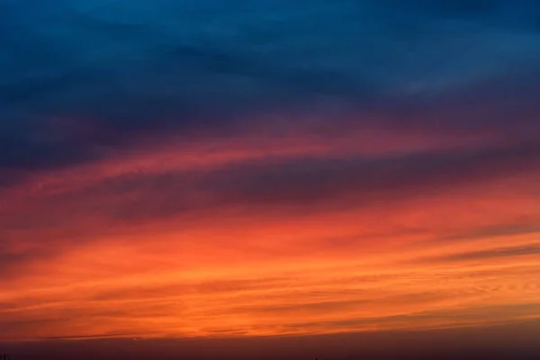 Dramatisk solnedgång himlen med blå och röda moln — Stockfoto