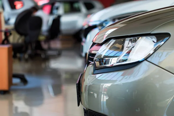 Interior do showroom carro revendedor com carros novos — Fotografia de Stock