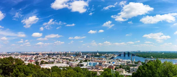 Prachtig panoramisch uitzicht van Kiev van St. Andrews Church — Stockfoto