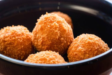 Taze pişmiş yakın doldurma ile ekmekli topları