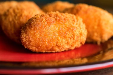 Taze pişmiş plaka üzerinde ekmekli et pirzola