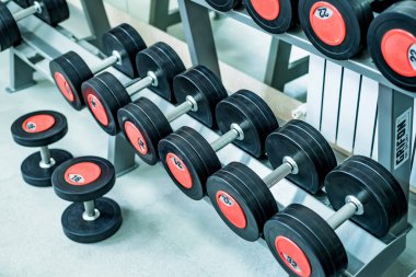 Modern bir spor salonu içinde siyah ve kırmızı krom dambıl yakın çekim görüntüsü