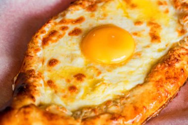 Acaralı khachapuri Gürcü peynir pasta yumurta ile kapatmak