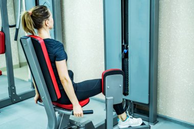 Genç kadın spor salonunda egzersiz bacak yan görünüm