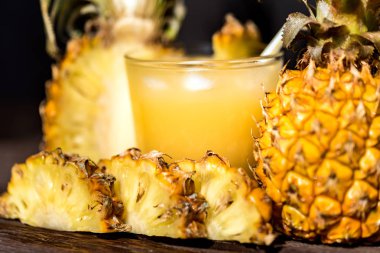 Ananas suyu ve dilim ahşap bir masa yerleştirilen